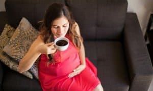 hạn chế uống cafe khi mang thai